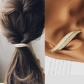 Elegante goudkleurige blad haarspeld met witte parels op model en close-up weergave - Parel blad veerclip
