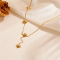 Elegante goldene Hexagramm-Stern-Halskette mit vier Anhängern auf Seidenstoff platziert - Stern-Y-Quasten-Stil / Gold