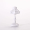 Dettaglio di una lampada da tavolo vintage bianca con paralume a petalo e base intagliata - Bianco