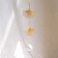 Detail van gouden ginkgo blad hangers met kristallen prisma voor raamdecoratie - A28-Dubbele Ginkgo Bladeren