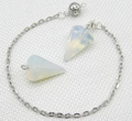 Halskette mit Opal-Naturkristall-Kegelanhänger und eleganter silberner Metallkette - Opal