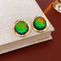 Detail van vintage gouden ronde oorknopjes met zonnestraaltextuur en iriserende harsinleg - Zilveren oorsteker-Groen