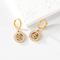 Boucles d'oreilles créoles dorées avec pendentifs dollar en cristal sur pierre blanche - Style Signe Dollar Doré