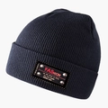 Détail du bonnet en tricot bleu marine montrant la texture côtelée et l'écusson en cuir - L (58-60cm) / gris foncé