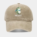 Gros plan d'une broderie de grenouille verte et texte RESIST sur casquette en coton kaki - Réglable / Kaki