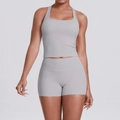 Détail du haut à dos nageur gris clair et du short taille haute en tissu de yoga - S / Haut Et Bas / Gris Givré