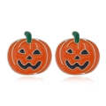 Λεπτομέρεια macro από σκουλαρίκια κολοκύθας Halloween με πορτοκαλί σμάλτο και πράσινο στέλεχος - Καρφωτά Σκουλαρίκια Κολοκύθα