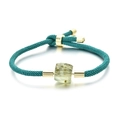 Détail du bracelet en cordon tressé vert réglable avec pierre verte et finitions dorées - Prehnite / Corde Bleu Canard
