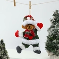 Dettaglio dell'orso natalizio di peluche con abito verde festivo e decorazioni a cuore rosso - Orso