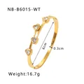 Detail van de gouden armband met 6cm diameter en kleurrijke zirkonia hartjes - Goud/Wit