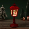 Klassische rote Weihnachtsaterne mit Weihnachtsmann-Figur und leuchtendem Schneeeffekt - Roter Weihnachtsmann