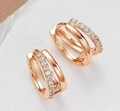 Elegante rotgoldene dreilagige Creolen mit funkelndem Pavé-Besatz aus Zirkonia-Steinen - Dreischichtig Gestapelt / Roségold