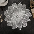 Witte ronde PVC placemat met hol bladontwerp op een donkere getextureerde tafel - 38cm / Placemat / Zilver