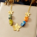 Collar con colgante de camelia dorada y cuentas geométricas de resina de colores - Estilo De Cuentas De Colores Con Colgante De Camelia (N3971)