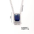 Dettaglio del ciondolo rettangolare blu zaffiro con bordo di diamanti su catena d'argento - Stile Rettangolare Blu (ksn00206-7)