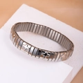 Silbernes Edelstahl-Armband mit Kreuzgliedern auf weißem strukturiertem Ständer - Silber