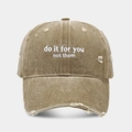 Detalle de gorra de béisbol vintage caqui con bordado 'do it for you not them' frontal - Ajustable / Caqui
