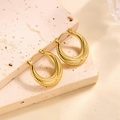 Boucles d'oreilles créoles dorées en acier titane avec rayures texturées - EH101/Croissant à Rayures Diagonales