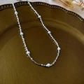 Dettaglio di perle d'argento irregolari e perle bianche su un vassoio di bronzo retro - Collana di Perle d'Argento Frantumate a Triangolo d'Argento (1#)