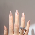 Faux ongles amande œil de chat rose poudré nacré avec bague élégante à perle argentée - Y-378 Style de Colle