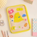 Detailansicht der gelben iPad-Hülle mit mehreren Mesh-Fächern und praktischer Aufteilung - Hase Käse Stil / Gelb