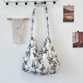 Bolso hobo blanco con estampado de mariposas azules y textura de tela deshilachada - Mariposa Grande Negra