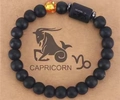 Elastisches Perlenarmband für Steinbock mit mattschwarzen Steinen und bernsteinfarbener Perle - Matt Schwarz + Steinbock + Bernsteinperle