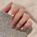 Unghie finte a mandorla color tè al latte con fiocco 3D e perle in stile INS - Stile Perla Farfalla Cuore Rosa Nude (JP1325)