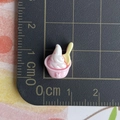 Vue détaillée d'une tasse de glace fraise miniature en résine montrant la taille de 1,5 cm - Glace en tasse lapin rose