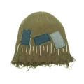 Detailansicht der Distressed-Jeans-Patches und Fransen am olivgrünen Strickbeanie - M(54-58cm) / Armeegrün