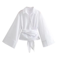 Camicia di tendenza in popeline bianca con bottoni dorati e laccio in vita - XS / Bianco