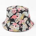 Détail d'un chapeau de soleil tropical avec imprimés flamant, ananas et fleurs sur toile noire - M(56-58cm) / Flamant Rose Tropical Noir (15#)