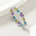 Detalle macro de incrustación de esmalte de corazón colorido en anillo de acero titanio - US 6 / Color Acero + Púrpura