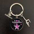 Details des I Love Gymnastics Schlüsselanhängers aus Metall mit Turnerin-Silhouette - Rosa Schrift Turner Silhouette (1)