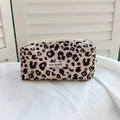 Dettaglio della borsa leopardata in velluto a coste con tela e etichetta di qualità - Astuccio leopardato crema