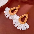 Gros plan de boucles d'oreilles bohème avec anneaux en rotin et pompons blancs en raphia - 18# Tige Argent Marron Jaune