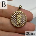 Primer plano del colgante medalla de Guadalupe de 20mm chapado en oro con piedras de circón - Estilo B-Virgen calada (20mm)