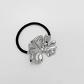Détail d'une fleur en métal argenté de style punk sur un chouchou élastique noir robuste - Argenté