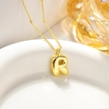 Dettaglio macro del ciondolo lettera R 3D bubble su collana a catena satellitare oro - un solo ciondolo, senza catena / Lettera R