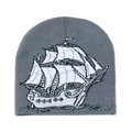 Primer plano del gorro gris de punto con diseño detallado de velero en jacquard blanco y negro - M (56-58cm) / Gris