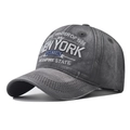 Vintage graue New York Baseballkappe mit Stickerei aus einer 45-Grad-Seitenansicht - Verstellbar / Grau