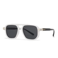 Moderne weiße matte Sonnenbrille mit dunklen Gläsern und goldener Pfeilverzierung im Detail - Rauchgrau