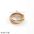 Detalle de anillos entrelazados tricolores de acero con medidas de diámetro interior - Banda Triple Entrelazada (TR4432-7)