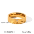 Detailansicht des goldenen Edelstahlrings mit 0,59 cm Breite und gerippter Textur - Vertikaler Streifen Runder Zirkon Stil (HC-R30373-8)