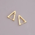 Minimalistische geometrische 18K goud driehoekige oorringen op een strakke grijze achtergrond - Driehoek / Goud
