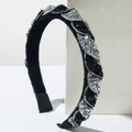 Dettaglio di un cerchietto largo con strass scintillanti su base in velluto nero - Bianco e nero