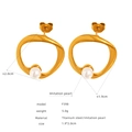 Boucles d'oreilles créoles irrégulières en acier titane avec perles d'imitation blanches - Perle de Cerceau Irrégulière en Or (F398)