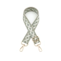 Détail de la bandoulière tissée vert Morandi avec motifs géométriques et boucles dorées - Quincaillerie Dorée / Vert Matcha