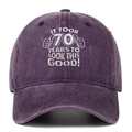 Détail de la broderie du 70e anniversaire sur casquette vintage en coton violet - 70ème anniversaire / Violet