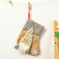 Dettaglio di calza natalizia in lino con motivo gnomo e cartello in legno HO HO HO - Piccola calza di Natale beige HoHo